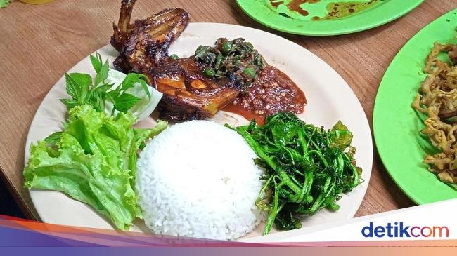 10 Tempat Makan Terkenal Enak di Bandung, Ada Warung Nasi-Seafood