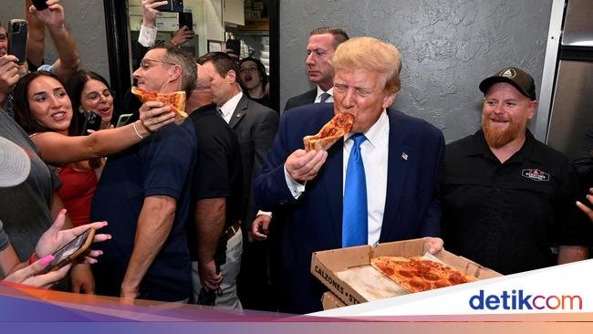 Donald Trump Doyan Pizza, Punya Cara Makan yang Unik